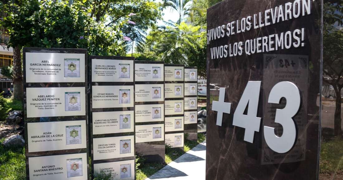 FOTOS ¬ Padres y madres de los 43 normalistas inauguran memorial en Chilpancingo