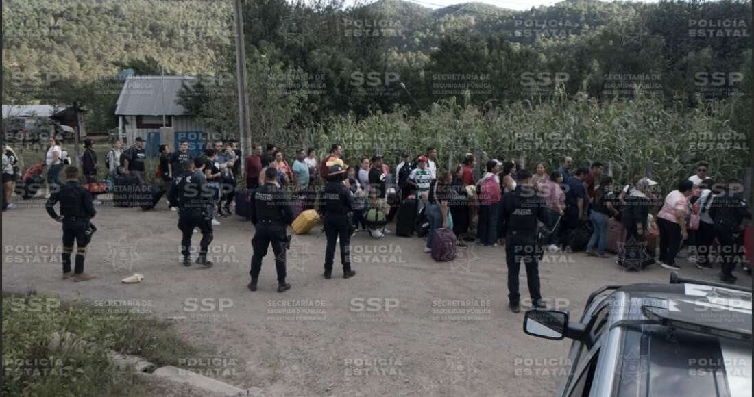 Civiles armados queman 2 camiones en carretera Durango-Mazatlán; bajan a pasajeros