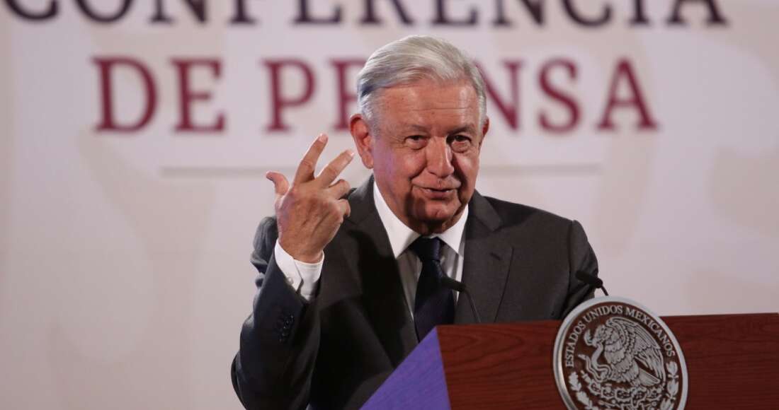 AMLO revela epitafio: en lo público, juramento yaqui; en lo privado, texto de Nervo