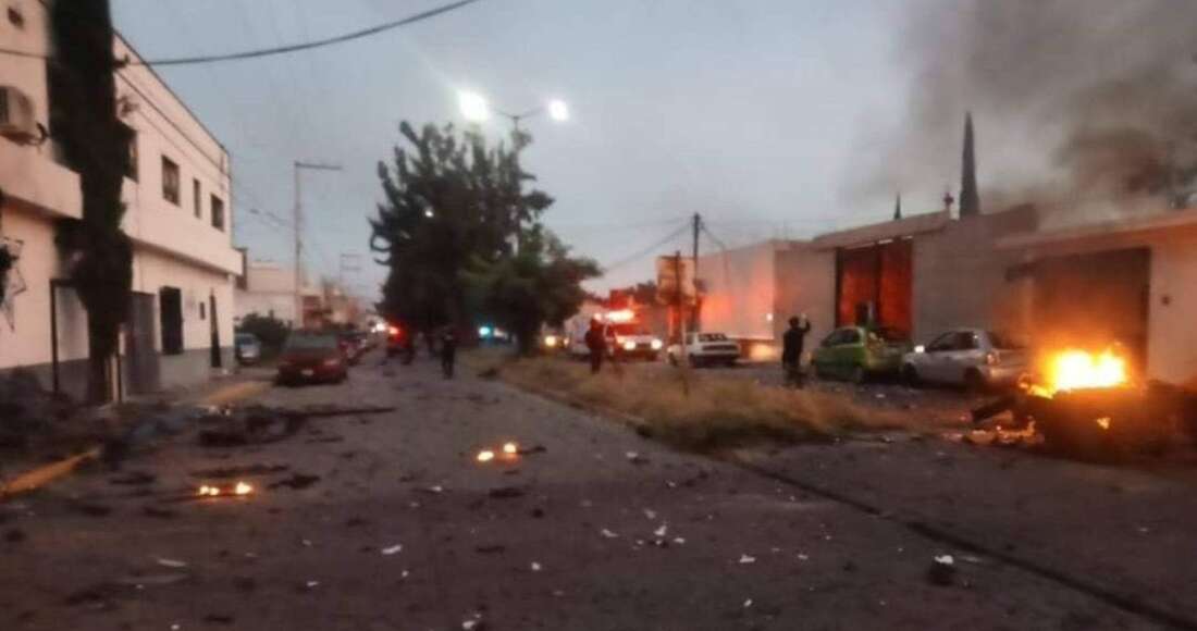 Criminales detonan auto con explosivos en edificio policial de Acámbaro; hay heridos