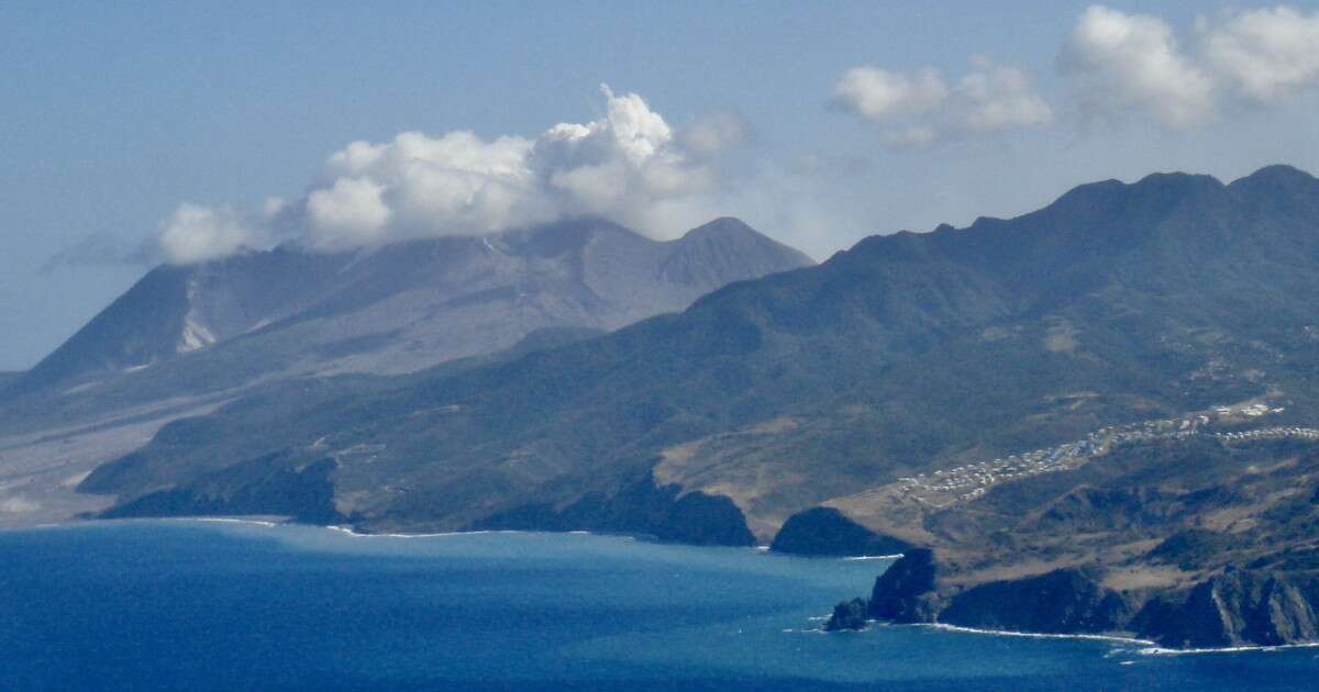 まるで「日本列島のよう」…「プレートの沈み込みからできる火山弧」の一端にある島で起きた「街をまるまる飲みこむ」ほどの大噴火