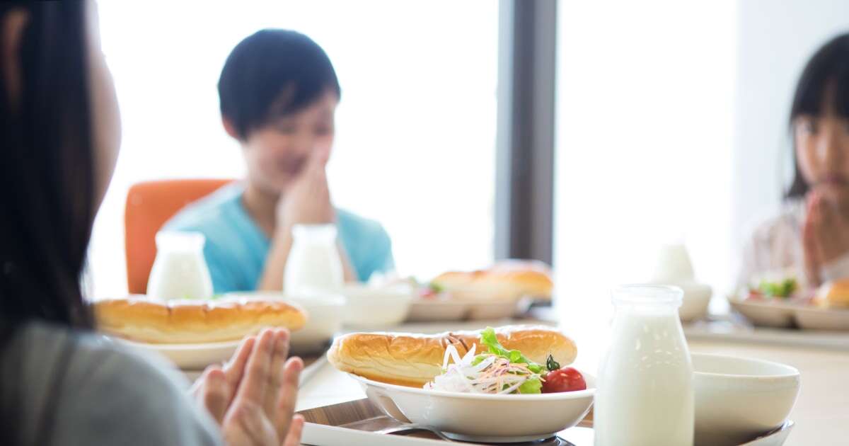 給食の出ない夏休み期間は「絶望」していた…“12歳から1人暮らし”の人気若手芸人の逆境人生