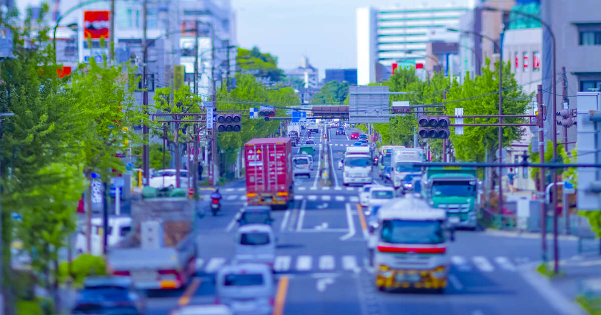 【問題】信号待ちのトラックと小型車。青になって「小型車が先に発進したのはなぜか」わかりますか？……エンジンの性能は関係ありません