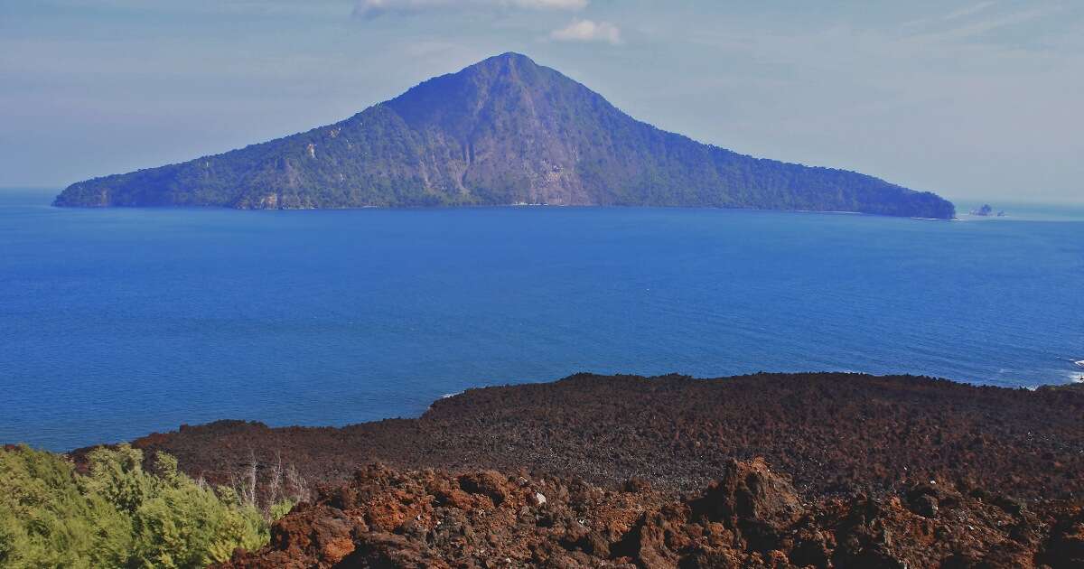 明治日本をも震撼させた「クラカタウ火山の大部分が消滅」の大ニュース…消滅後の海に現れた「子供島」の成長と、その後の姿