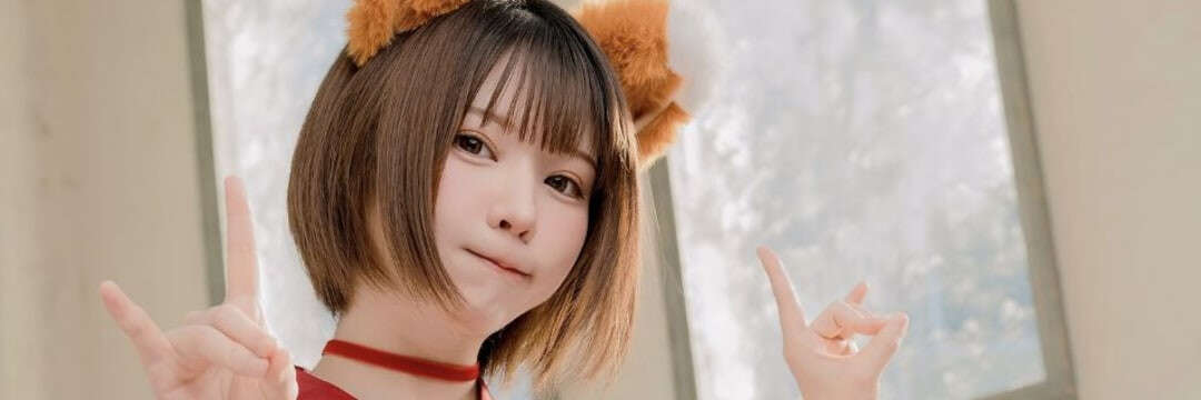 「胸と腰のハミ出しが直視できない…」えなこ《見えすぎている巫女コスプレショット》にファン悶絶「これは反則」