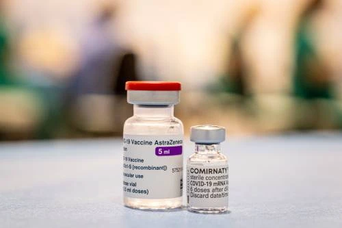 AstraZeneca al posto di Pfizer a due giovani: 