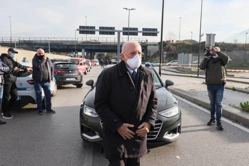 Il narcisismo della sinistra rissosa: rancori spacciati per sfide politiche