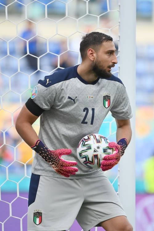Milan, un Eurorimpianto. Mezza nazionale di ex fino a Gigio e Calhanoglu