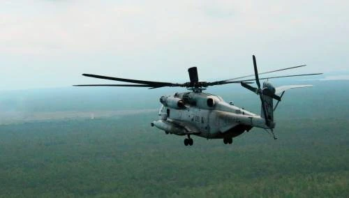 Otto morti, elicotteri e aereo distrutti. Disastro Usa per liberare gli ostaggi in Iran