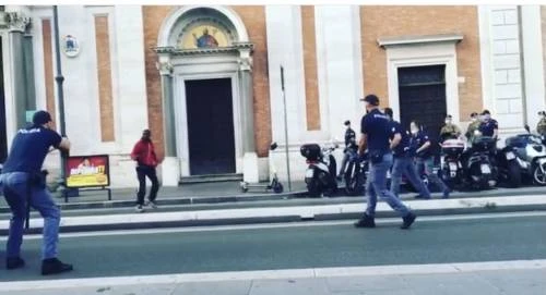 Spara al ghanese armato: ora il poliziotto è indagato