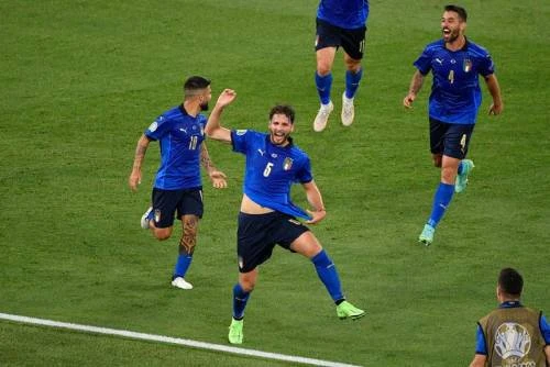Ora tutto il mondo sa chi è Locatelli: il giovane talento del Sassuolo trascina l'Italia