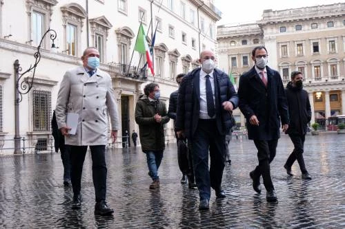 I 5 Stelle nel caos: 