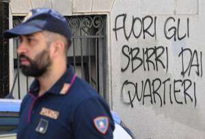 Poliziotti lasciati soli nelle periferie ghetto