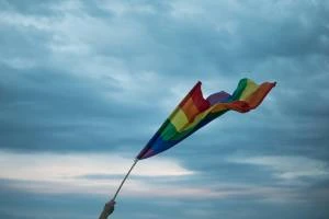 L’ultima follia Lgbt: una scuola arruola una “strega genderqueer” per parlare di sessualità