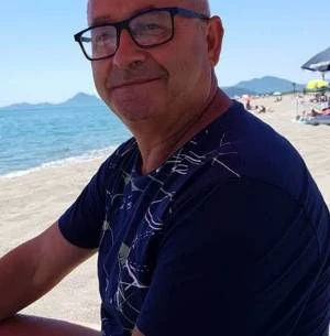 Si tuffa in mare per salvare figlia e amiche e muore per lo sforzo