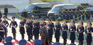 Strani furgoni alle spalle di Kim Jong Un: cosa rivela lo scatto rubato