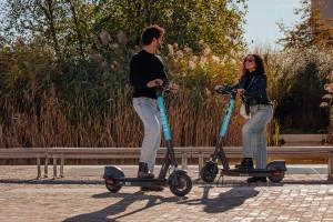 Soste selvagge e utenti indisciplinati con i monopattini, a Milano Helbiz adotta la linea dura