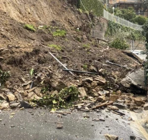 Grossa frana sfiora un autobus. Pieve Ligure spezzata in due