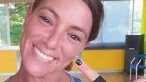Accoltellata in cortile: caccia al marito in fuga