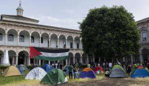 Bandiera palestinese sulla Statale che nega il convegno pro Israele