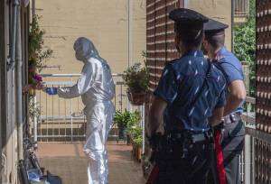 Si butta dal settimo piano in via Cogne dopo aver ucciso un uomo con le forbici