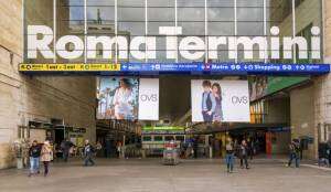 Roma Termini, chiede un'indicazione e viene preso a pugni dallo straniero