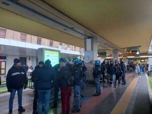 Scontri tra polizia e No Tav: feriti due agenti a Torino