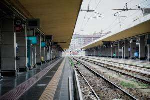 Travolti e uccisi da un treno nella nebbia nel Mantovano: è giallo