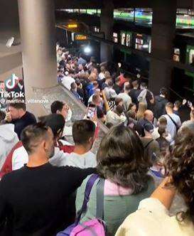 Tifosi bloccano le porte della metro 5, circolazione sospesa