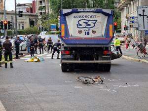 Schiacciata in bici da un tir. A Milano è strage di ciclisti