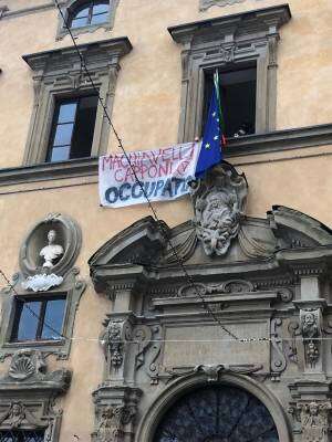 Meno valutazioni e voti più alti: la preside cede al ricatto degli studenti