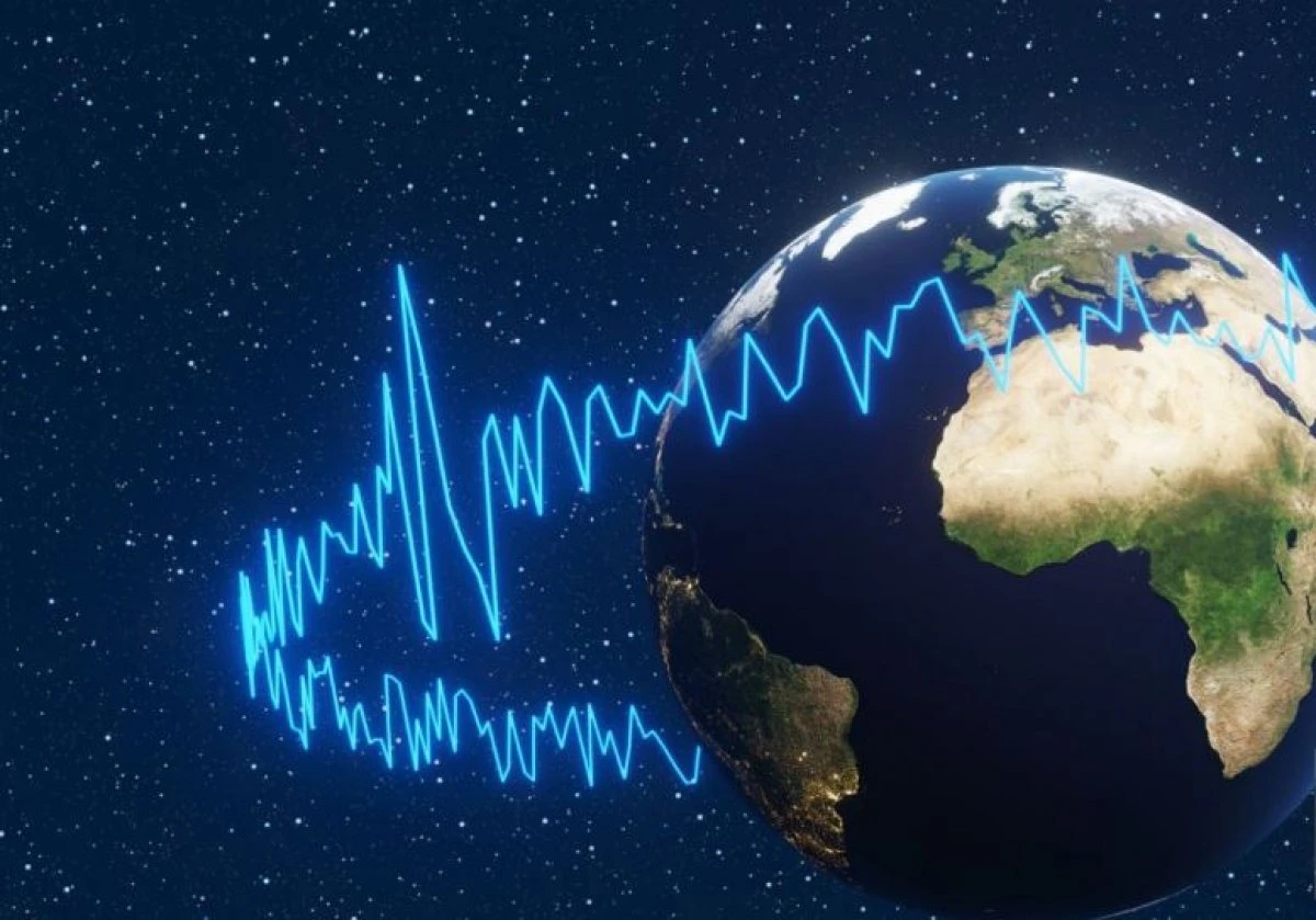 Японию накрывает цунами после мощного землетрясения