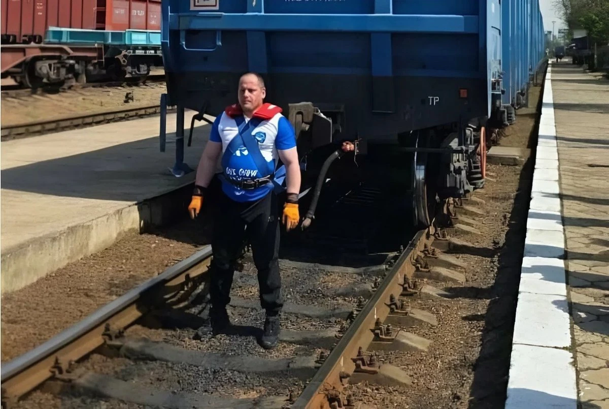 Силач из Кыргызстана установил рекорд, сдвинув 8 вагонов