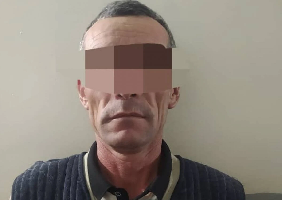 Голого мужчину привязали к дереву и чуть не отрезали половой орган