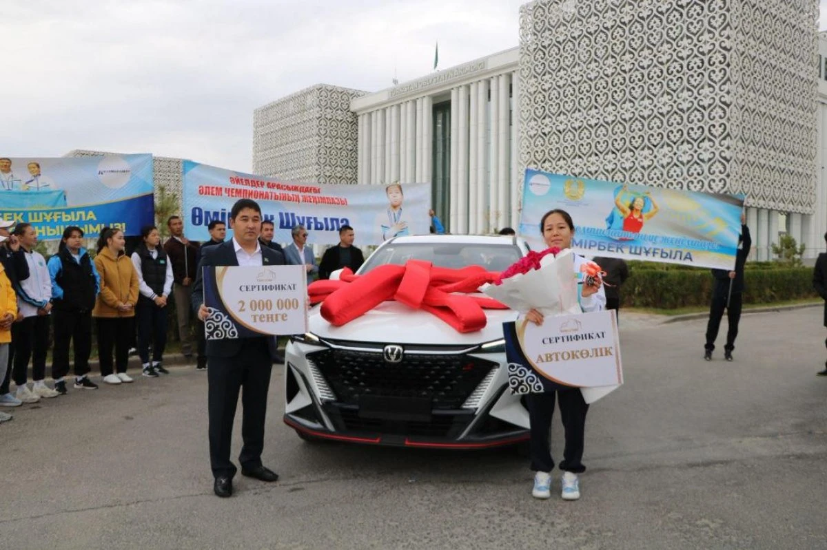 Чемпионке мира Шугыле Умирбек подарили авто в Туркестанской области