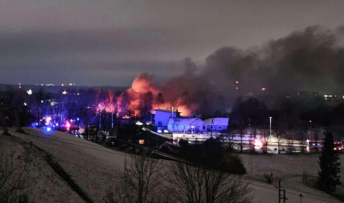 Грузовой самолет упал на жилой дом в Вильнюсе