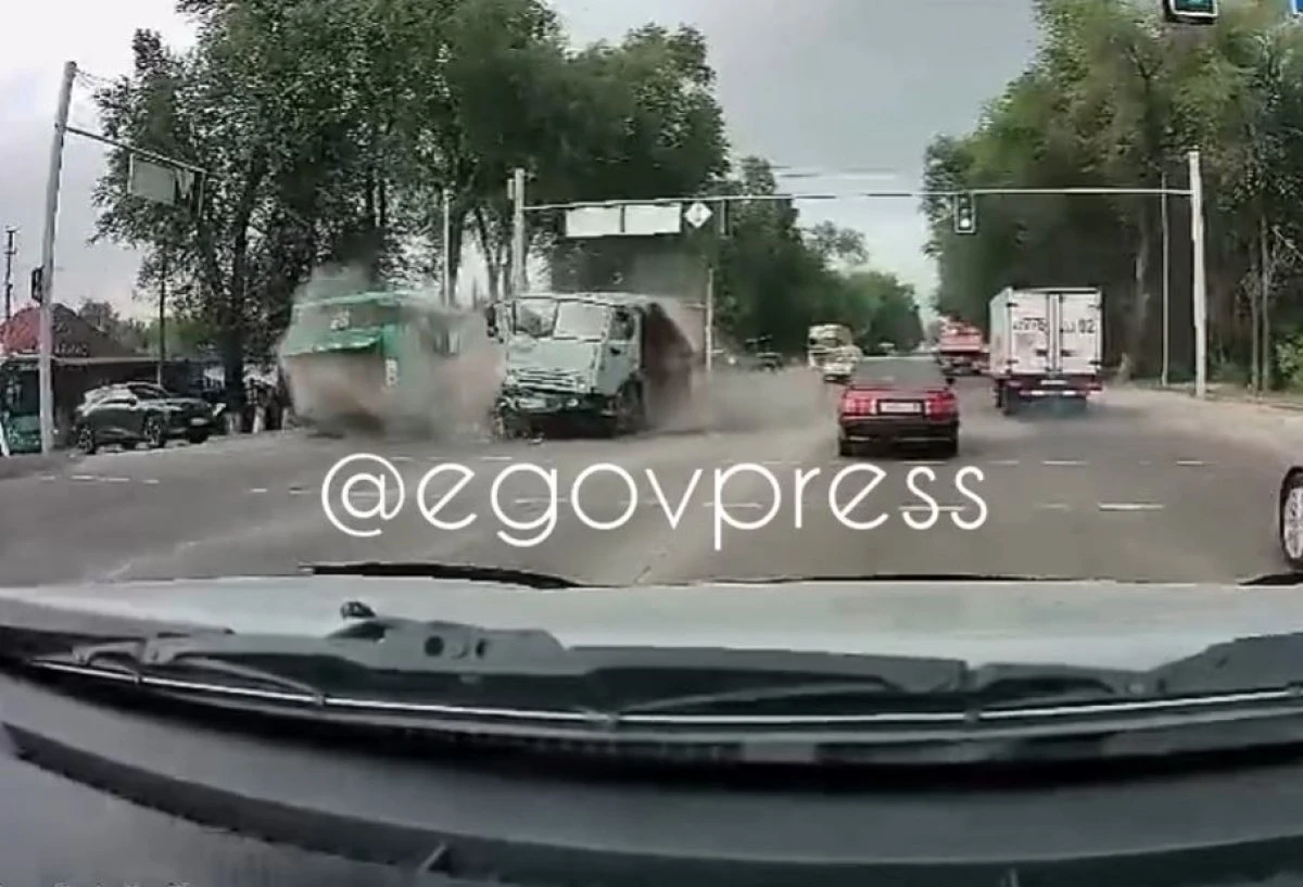 Грузовик снес автобус в Алматинской области (ВИДЕО)