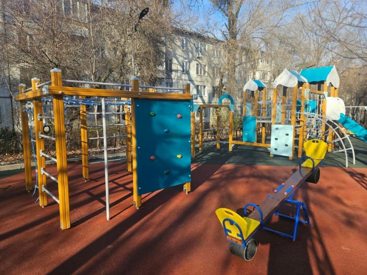 Женщина в ковбойской шляпе похитила ребенка с детской площадки