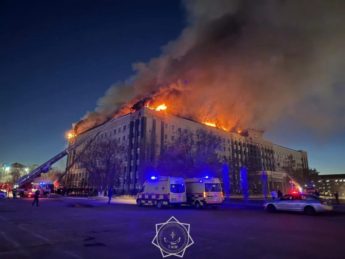 Пожар в здании облакимата Актобе: флаг Казахстана спасли от огня