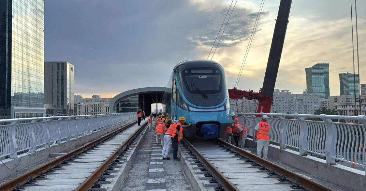 Второй состав LRT установили на рельсы в Астане