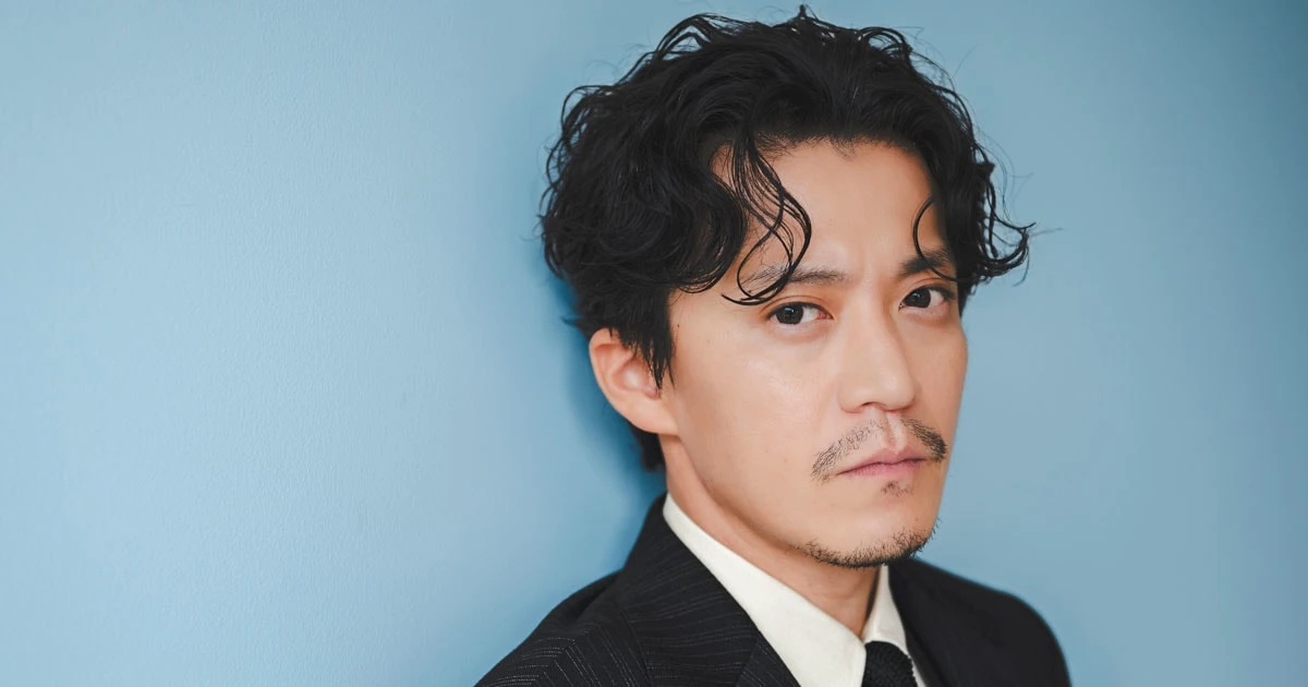 小栗旬「情熱的に芝居しない」──映画『フロントライン』で挑んだ”静かな闘い”