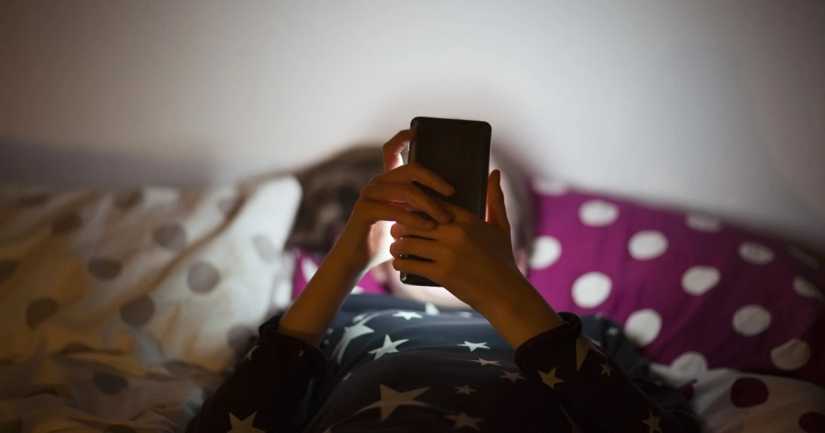 「親の行動がカギを握る…」スマホ依存で暴れる子どもたちの背後には、保護者が目の前でスマホを使う姿が…。