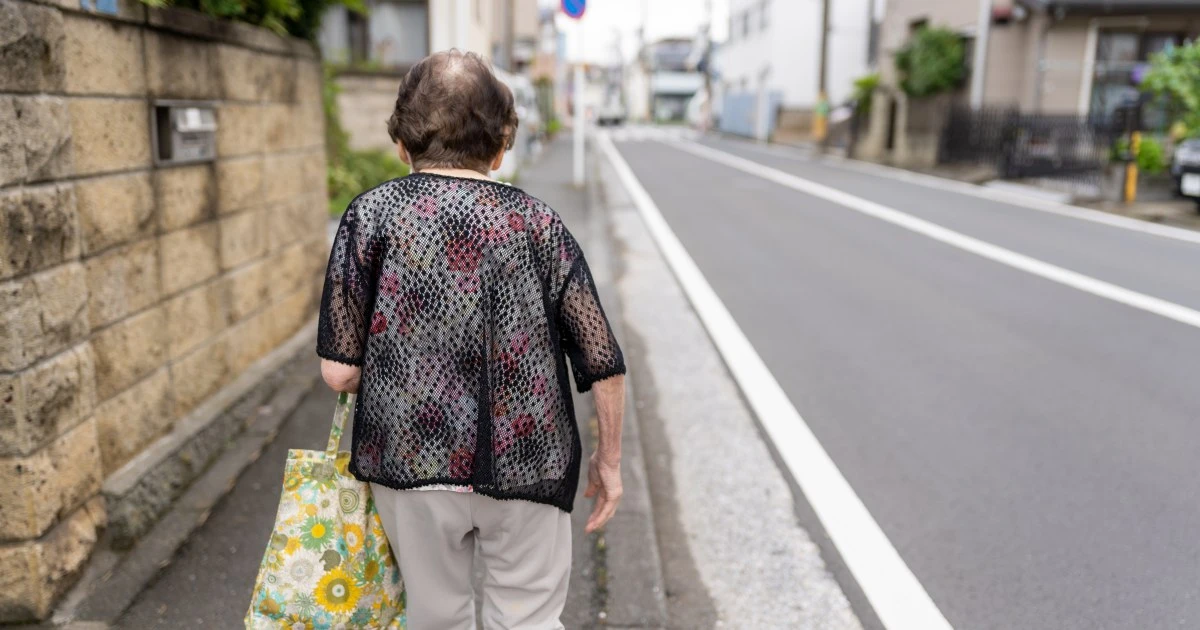 目を離した一瞬のスキに…認知症の人の徘徊、行方不明や事故につながる恐れも