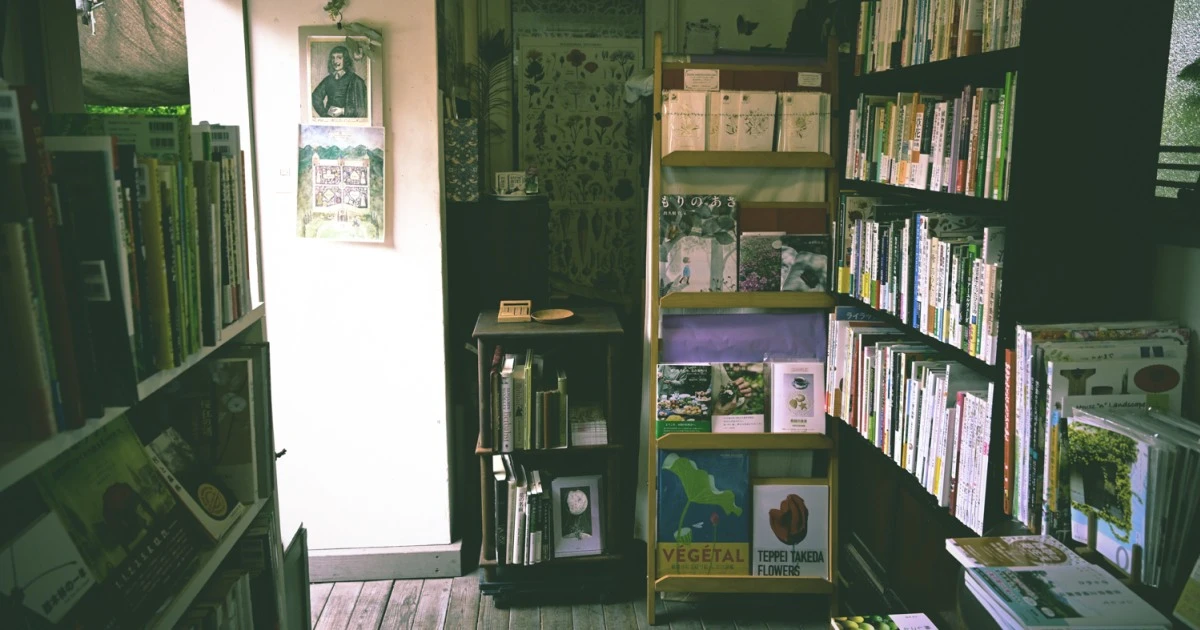 東京都小平市の植物専門書店「草舟あんとす号」で出会う、癒しの本と暮らしのヒント