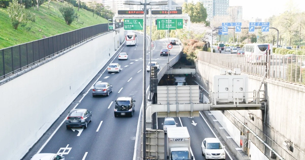 事故が起きたのは上り線なのに、下り線でも渋滞が発生する意外な理由…人や物の流れを支える首都高会社「交通管制室」の24時間