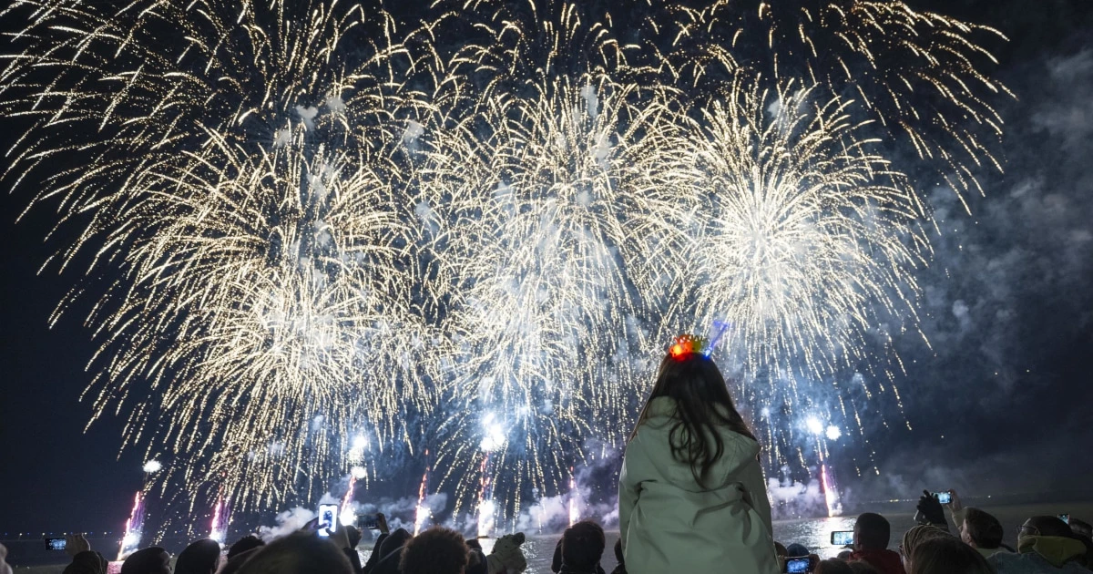 なんと「花火」が安全距離より遠くの「車を破壊」した！じつは「めずらしくない」花火大会の「事故」！
