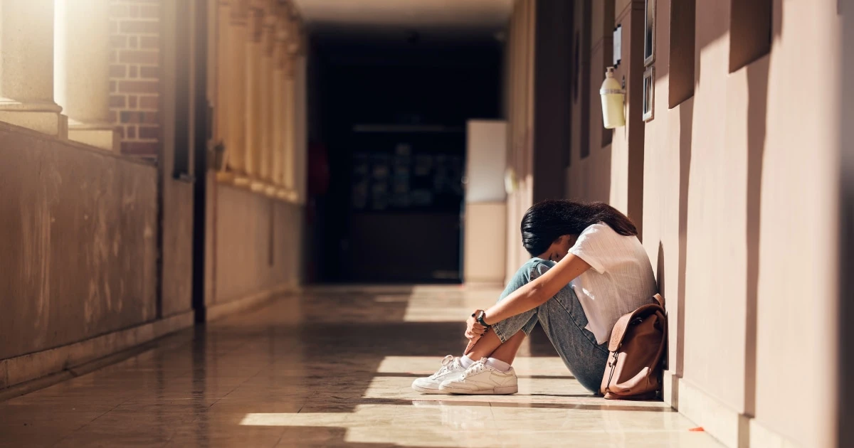 「学校に行かなくてもいい」「とことん逃げ続けろ」…「いじめられている君へ」鴻上尚史さんが贈るメッセージ