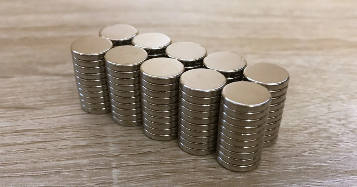 ダイソーで買える日本発の「小さな磁石」が「米中貿易戦争」の大きなカギを握っていた！いま日本に求められる役割