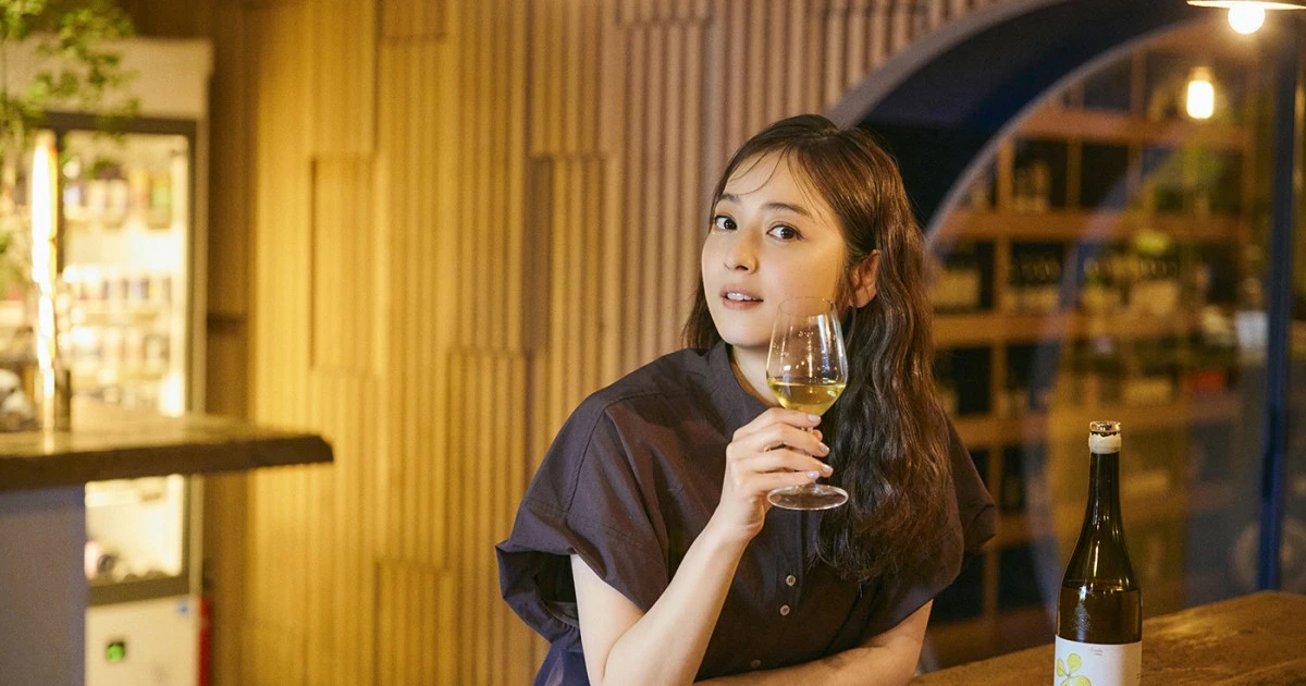 佐々木希がハシゴ酒のシメに訪れるナチュラルワインショップで語った”裏話”
