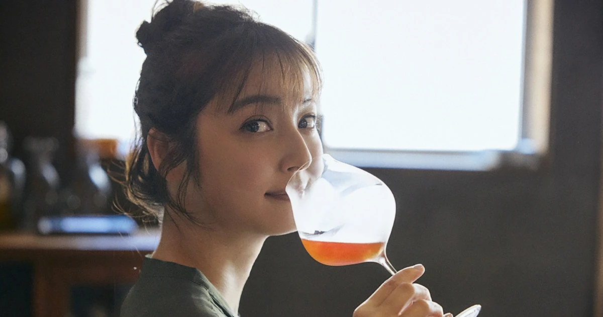 「料理が天才的に美味しい」佐々木希がお気に入りレストランで仲よしシェフとほろ酔いトーク